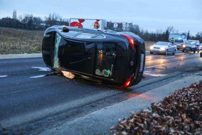 Auto nach Kollision mit Baum in Wels-Neustadt überschlagen