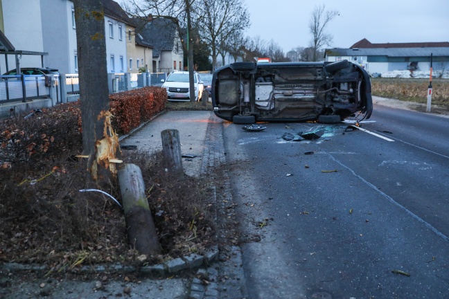 Auto nach Kollision mit Baum in Wels-Neustadt überschlagen
