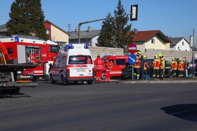 Schwerer Auffahrunfall auf Wiener Straße in Traun fordert eine schwerverletzte Person