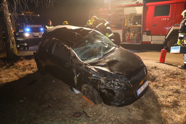 Auto bei Unfall auf Wiener Straße in Edt bei Lambach überschlagen