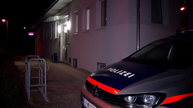 Einbrecher mit Schussverletzung an Tankstelle in Ennsdorf aus Fluchtfahrzeug geworfen
