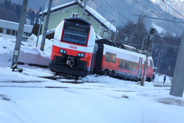 Cityjet im Bahnhof Steeg-Gosau in Bad Goisern am Hallstättersee entgleist