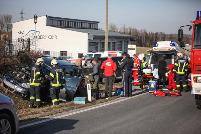Notarzthubschrauber nach schwerem Verkehrsunfall auf Rieder Straße bei Rottenbach im Einsatz