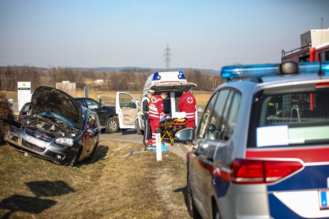Notarzthubschrauber nach schwerem Verkehrsunfall auf Rieder Straße bei Rottenbach im Einsatz