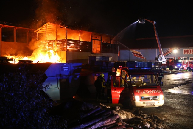 Großbrand bei einem Gewerbebetrieb in Raab