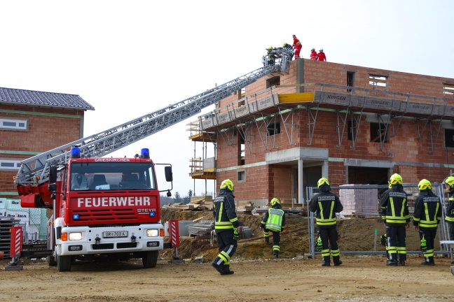 Personenrettung nach Arbeitsunfall auf Baustelle in Meggenhofen
