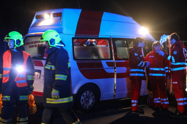 Schwerer Crash zwischen Auto und Klein-LKW auf Westautobahn bei Vorchdorf