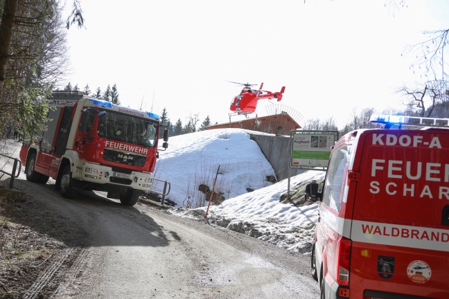 Baum rutschte in Traktorkabine - Personenrettung nach schwerem Forstunfall in Scharnstein