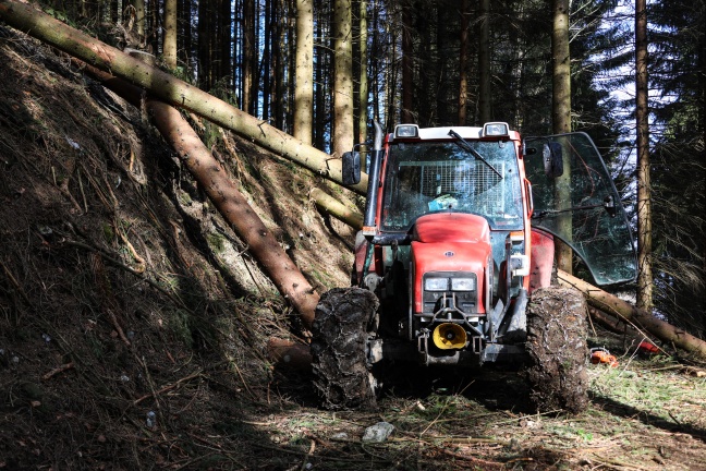 Baum rutschte in Traktorkabine - Personenrettung nach schwerem Forstunfall in Scharnstein