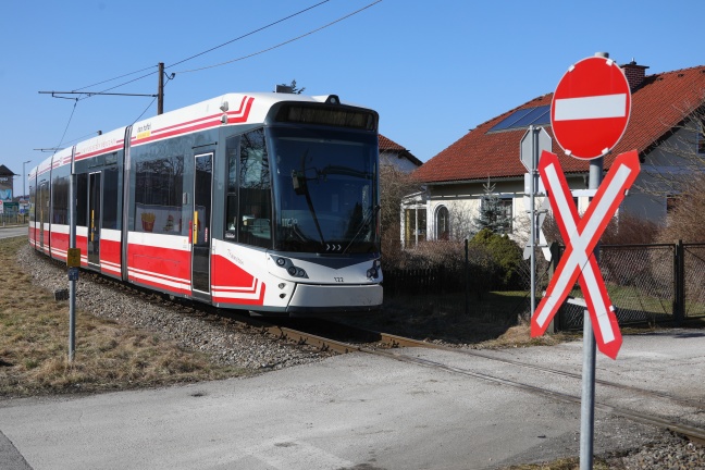 Kollision zwischen Traunseetram und PKW in Vorchdorf endet glimpflich