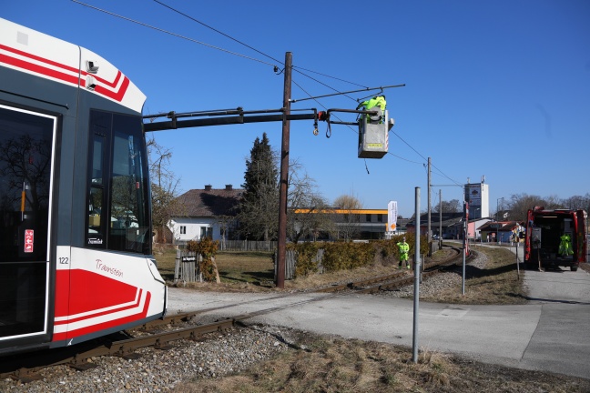 Kollision zwischen Traunseetram und PKW in Vorchdorf endet glimpflich