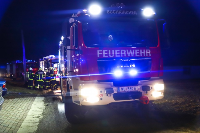 Brand im Motorraum eines Autos in Buchkirchen rasch gelöscht