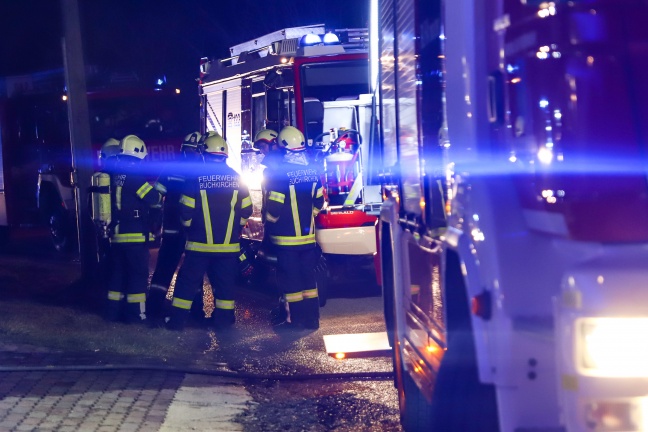 Brand im Motorraum eines Autos in Buchkirchen rasch gelöscht