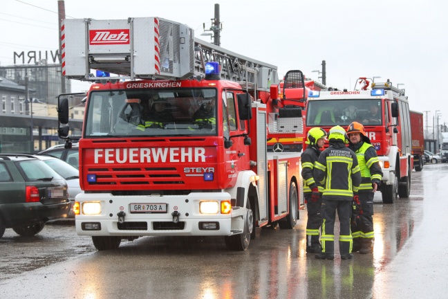 Vier Feuerwehren bei Brand in einem Gewerbebetrieb in Neumarkt im Hausruckkreis im Einsatz
