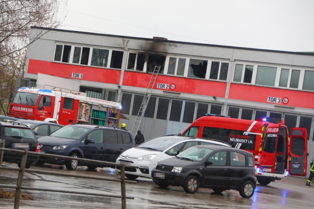 Vier Feuerwehren bei Brand in einem Gewerbebetrieb in Neumarkt im Hausruckkreis im Einsatz