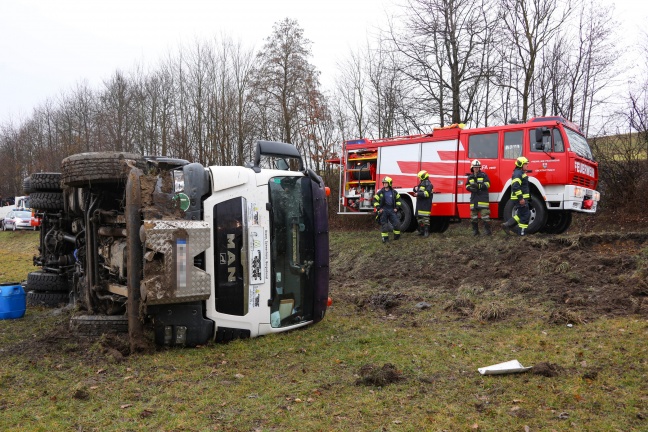 LKW bei Unfall auf Innviertler Straße in Taufkirchen an der Trattnach über Böschung gestürzt