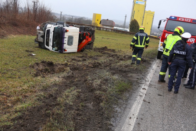 LKW bei Unfall auf Innviertler Straße in Taufkirchen an der Trattnach über Böschung gestürzt