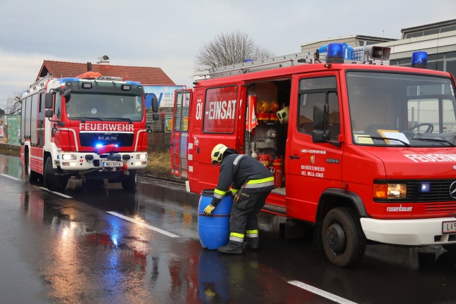 Notarzthubschrauber nach schwerem Unfall auf Wiener Straße in Wels-Schafwiesen im Einsatz