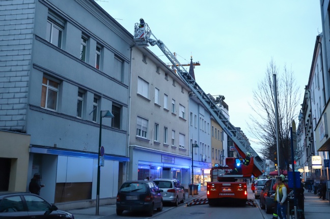 Feuerwehr holte losen Dachstein in Wels-Innenstadt von Hausdach