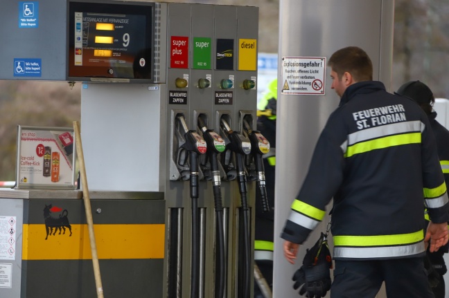 Auto fährt an Tankstelle in St. Florian mit Zapfhahn im Tank weg - 150 Liter Diesel ausgetreten