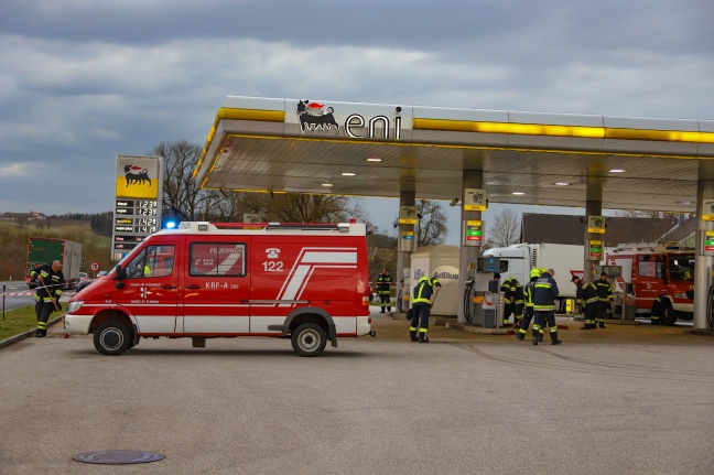 Auto fährt an Tankstelle in St. Florian mit Zapfhahn im Tank weg - 150 Liter Diesel ausgetreten