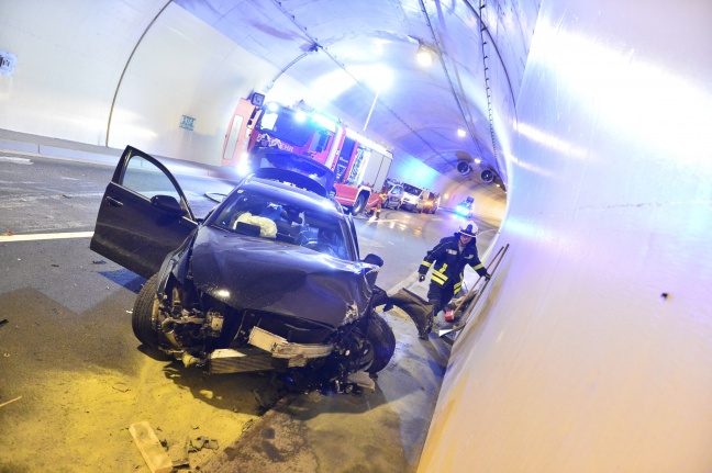 PKW mit Anhänger auf Mühlviertler Schnellstraße gegen Tunnelwand gekracht