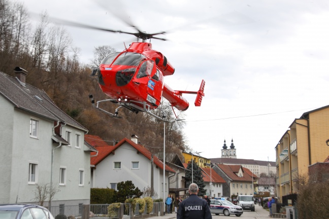 Notarzthubschrauber nach Sturz von Leiter in Kremsmünster im Einsatz