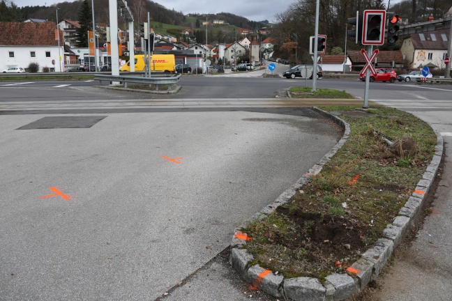Zwei Schwerverletzte: Auto auf Bahnübergang in Puchenau mit Mühlkreisbahn kollidiert