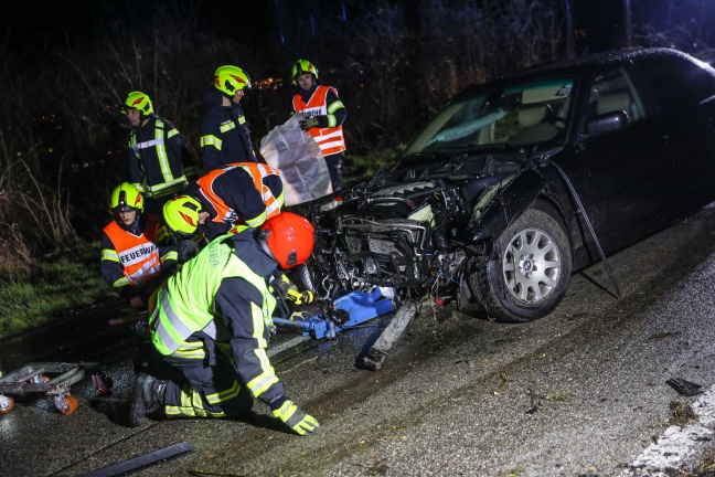 Auto bei Verkehrsunfall in Schleißheim gegen Bäume geschleudert