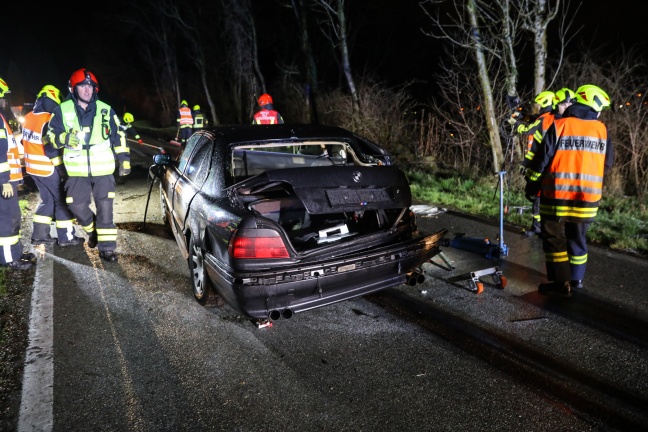 Auto bei Verkehrsunfall in Schleißheim gegen Bäume geschleudert