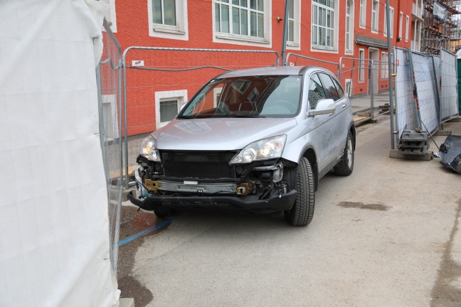 Autolenker blieb auf Baustelle in Wels-Innenstadt mit Auto im Fußgängerdurchgang stecken