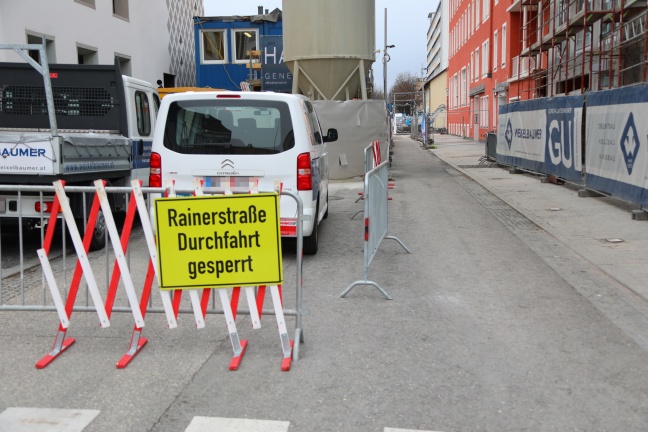 Autolenker blieb auf Baustelle in Wels-Innenstadt mit Auto im Fußgängerdurchgang stecken
