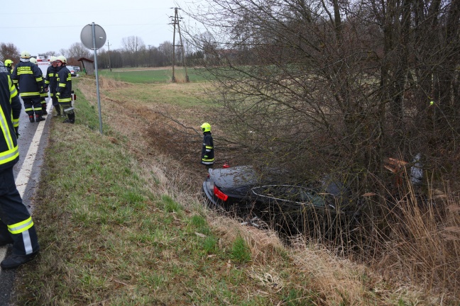 Unfall mit fünf beteiligten Fahrzeugen und drei verletzten Personen in Offenhausen