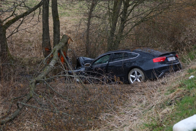 Unfall mit fünf beteiligten Fahrzeugen und drei verletzten Personen in Offenhausen