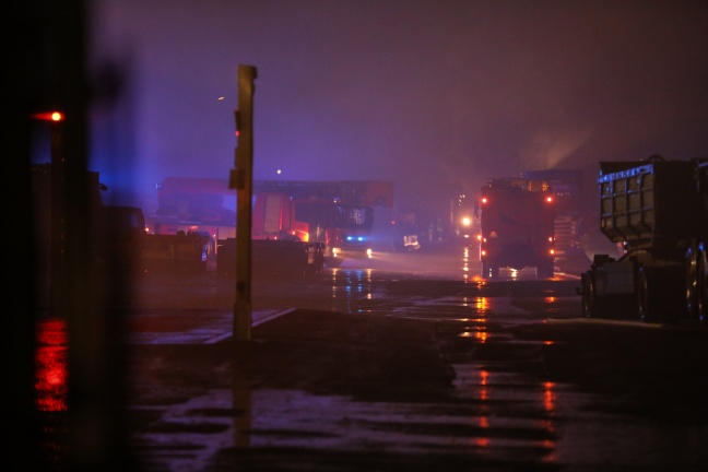 Großbrand auf Betriebsgelände eines Entsorgungsbetriebs in Traun