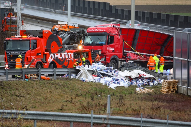 Klopapier-Sattelzug bei LKW-Unfall auf Westautobahn in Enns umgestürzt