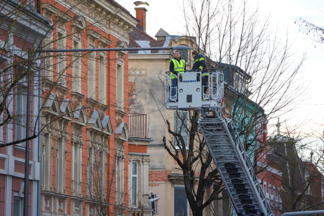 Selbst konstruierter Blendschutz an einer Straßenlaterne in Wels-Innenstadt drohte abzustürzen