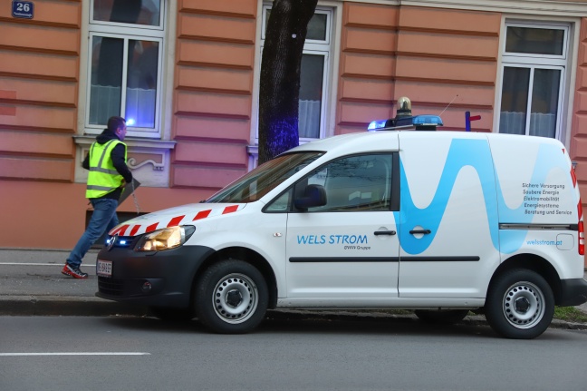Selbst konstruierter Blendschutz an einer Straßenlaterne in Wels-Innenstadt drohte abzustürzen