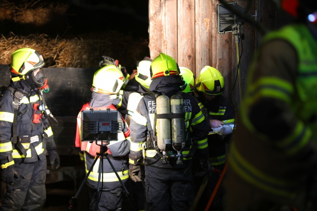 Sieben Feuerwehren bei Brand im Stall eines Bauernhofes in Bad Hall im Einsatz