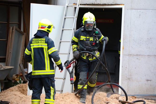 Drei Feuerwehren nach Verpuffung im Silo eines Holzverarbeitungsbetriebes in Scharnstein im Einsatz