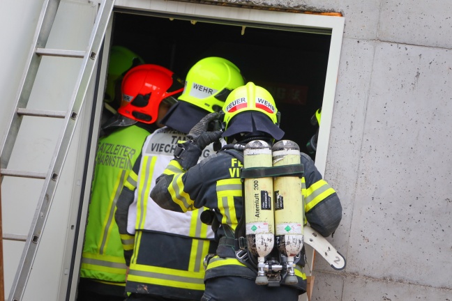 Drei Feuerwehren nach Verpuffung im Silo eines Holzverarbeitungsbetriebes in Scharnstein im Einsatz