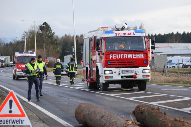Baumstämme bei Unfall eines Holzlasters in Steinhaus auf Pyhrnpass Straße verteilt