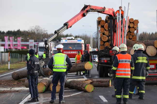 Baumstämme bei Unfall eines Holzlasters in Steinhaus auf Pyhrnpass Straße verteilt
