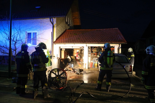 Vier Feuerwehren bei Brand in einer Garage in Pichl bei Wels im Einsatz