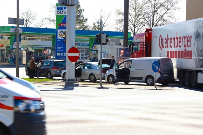 Auffahrunfall mit drei beteiligten Fahrzeugen auf der Innviertler Straße in Wels