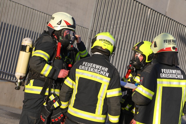 Brand im Schulzentrum in Grieskirchen sorgt für längeren Einsatz der Feuerwehr