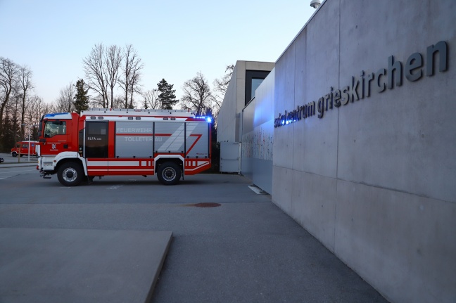 Brand im Schulzentrum in Grieskirchen sorgt für längeren Einsatz der Feuerwehr