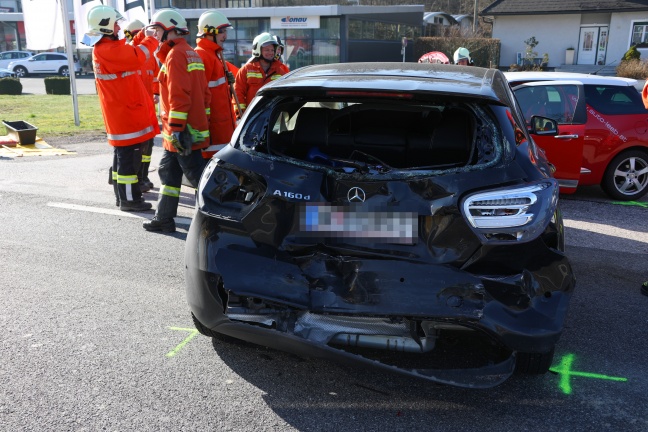 Drei Verletzte bei schwerem Verkehrsunfall auf Innviertler Straße in Schlüßlberg