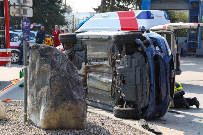 Stein übersehen: Auto bei Unfall in Hörsching umgekippt