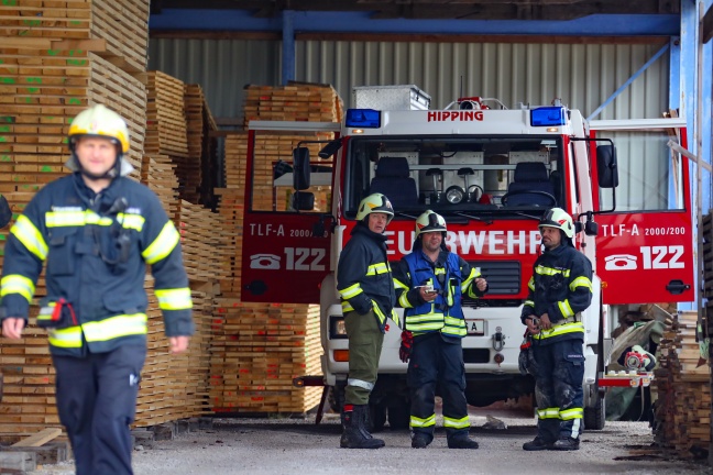 15 Feuerwehren bei Brand in einem Unternehmen in Berg im Attergau im Einsatz